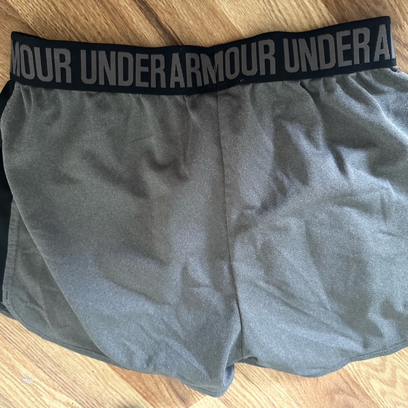 Under armour women’s shorts - Picture 2 of 5